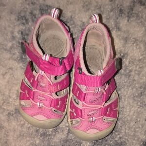 Keen | Fuchsia Kids Sandals with Gray Soles